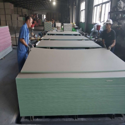 石膏板廠房工人作業